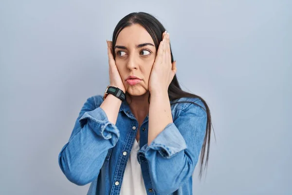 Hispánka Stojící Nad Modrým Pozadím Unavené Ruce Zakrývající Tvář Deprese — Stock fotografie