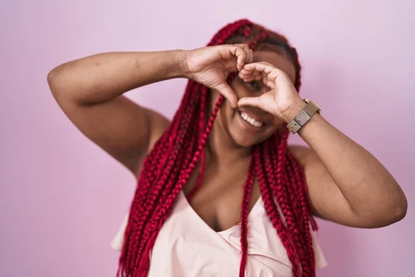 Африканская Американка Плетеными Волосами Стоящая Розовом Фоне Делая Форму Сердца — стоковое фото