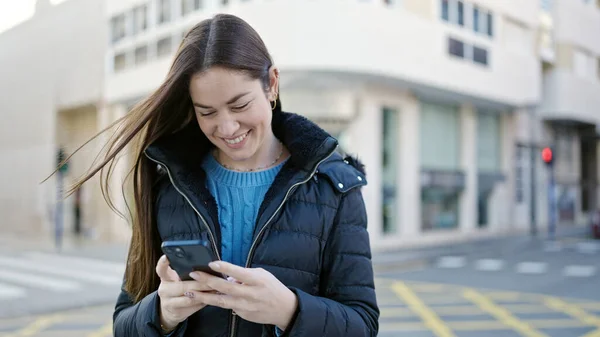 코카서스 여성은 거리에서 스마트폰을 사용하여 자신감 웃는다 — 스톡 사진