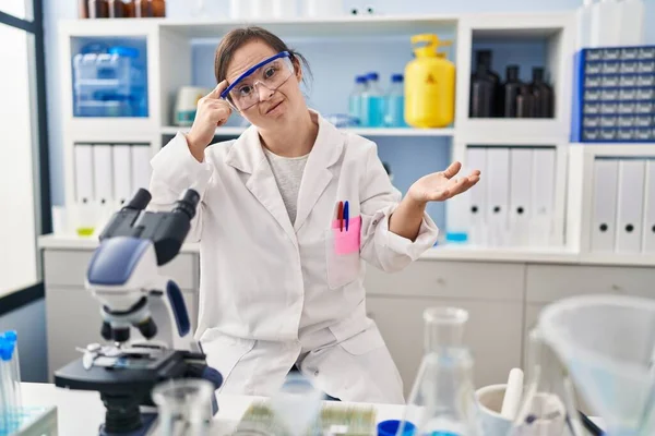 Menina Hispânica Com Síndrome Trabalhando Laboratório Cientista Confuso Irritado Com — Fotografia de Stock
