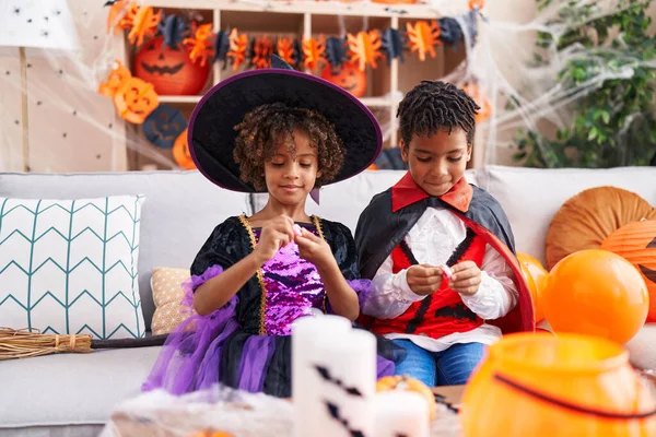 Rozkošný Africký Americký Chlapec Dívka Halloween Party Jíst Bonbóny Doma — Stock fotografie