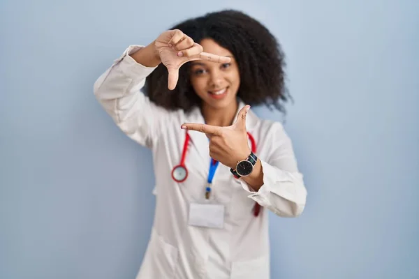 Junge Afrikanisch Amerikanische Frau Arztuniform Und Stethoskop Lächelnd Rahmen Mit — Stockfoto