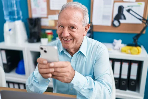 Μεσήλικας Γκριζομάλλης Επιχειρηματίας Που Χρησιμοποιεί Smartphone Και Εργάζεται Στο Γραφείο — Φωτογραφία Αρχείου