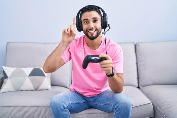 Hispánec Mladý Muž Hraje Videohry Drží Ovladač Sedí Pohovce Usmívá — Stock fotografie