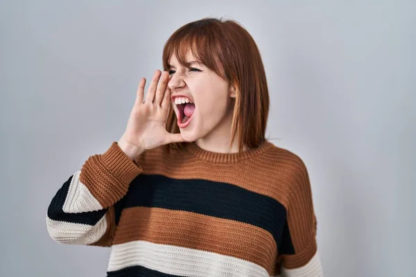 Young Beautiful Woman Wearing Striped Sweater Isolated Background Shouting Screaming — Stock Photo, Image