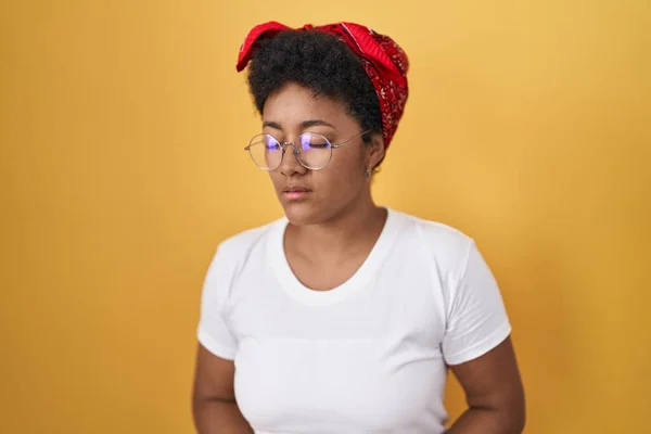 Mladá Afroameričanka Stojí Nad Žlutým Pozadím Rukou Břiše Protože Zažívací — Stock fotografie