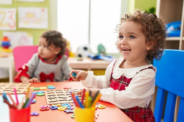Entzückende Mädchen Spielen Kindergarten Mit Bauklötzen Tisch — Stockfoto