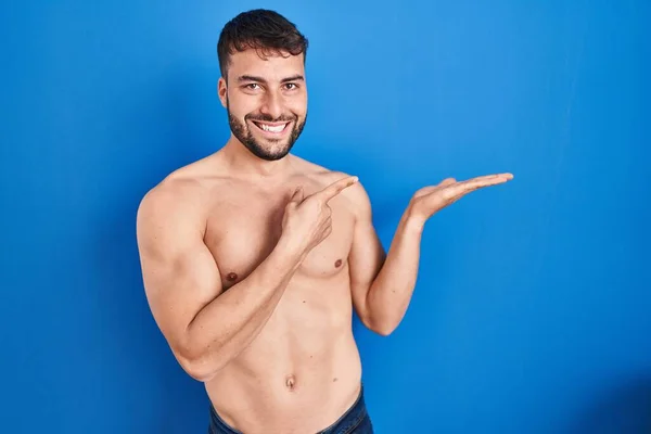 Bonito Hispânico Homem Sem Camisa Espantado Sorrindo Para Câmera Enquanto — Fotografia de Stock