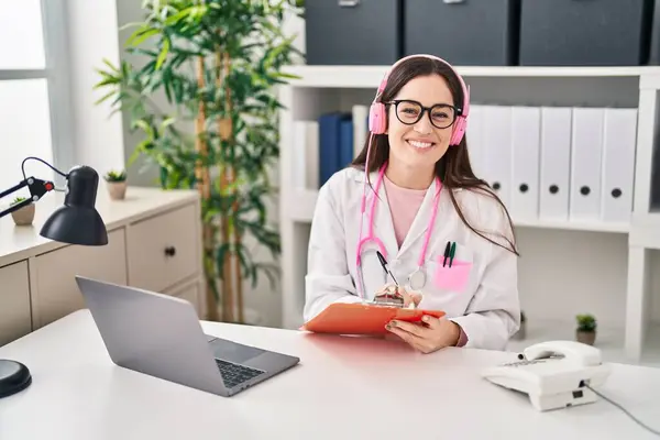 Young Woman Wearing Doctor Uniform Listening Music Working Clinic — Photo