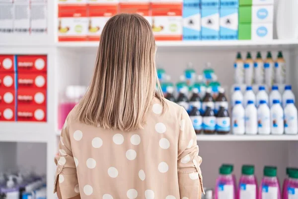 Young Caucasian Woman Customer Looking Shelving Pharmacy — Stock Photo, Image