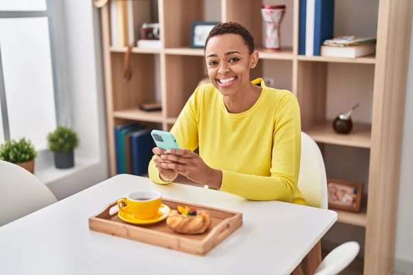 African American Woman Having Breakfast Using Smartphone Home — Stock Photo, Image