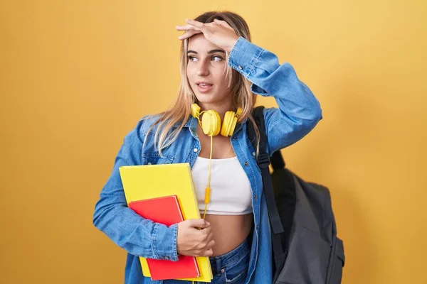 Junge Blonde Frau Mit Studentenrucksack Und Büchern Der Hand Sehr — Stockfoto