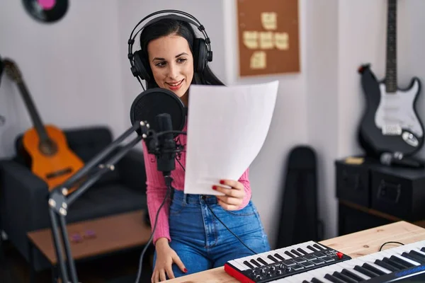 Joven Mujer Caucásica Músico Sonriendo Con Confianza Cantando Canción Estudio —  Fotos de Stock