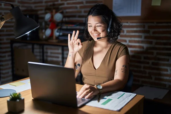 Mujer Hispana Joven Que Trabaja Oficina Por Noche Sonriendo Positiva —  Fotos de Stock