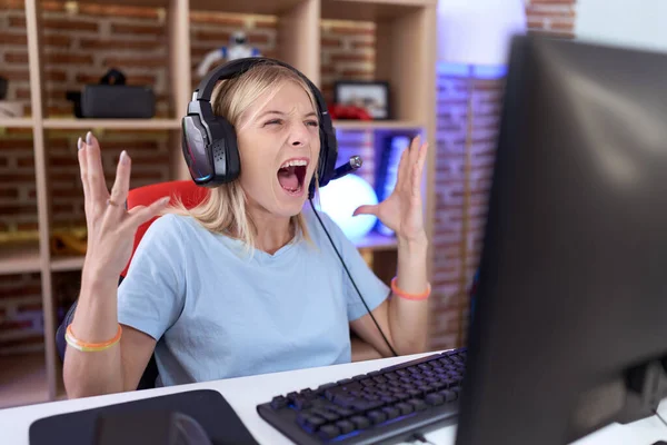 Young Caucasian Woman Playing Video Games Wearing Headphones Crazy Mad — Stock Photo, Image