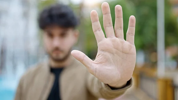 Jonge Spaanse Man Doet Stop Gebaar Met Hand Het Park — Stockfoto