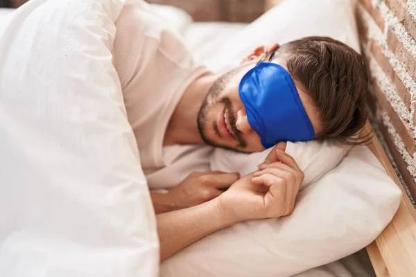 Νεαρός Καυκάσιος Άνδρας Που Φοράει Μάσκα Ύπνου Ξαπλωμένος Στο Κρεβάτι — Φωτογραφία Αρχείου
