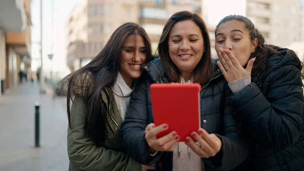 Mother Daugthers Having Video Call Hugging Each Other Street — Fotografia de Stock