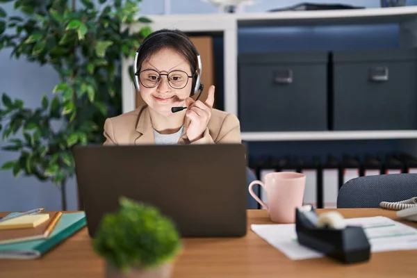 Mujer Con Síndrome Trabajando Oficina Con Auriculares Sonriendo Feliz Señalando —  Fotos de Stock
