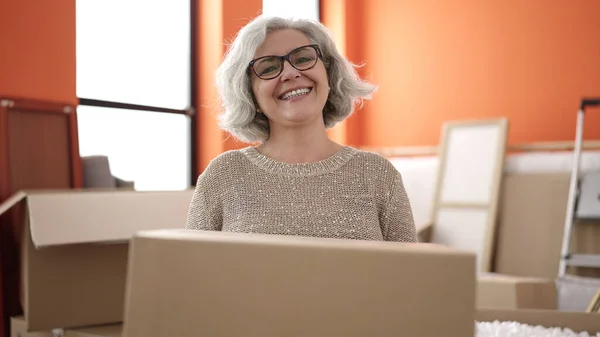 Mujer Mediana Edad Con Pelo Gris Sonriendo Paquete Espera Segura — Foto de Stock