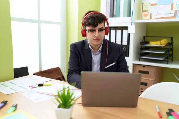 Trabajador Negocios Hombre Binario Usando Portátil Auriculares Que Trabajan Oficina —  Fotos de Stock
