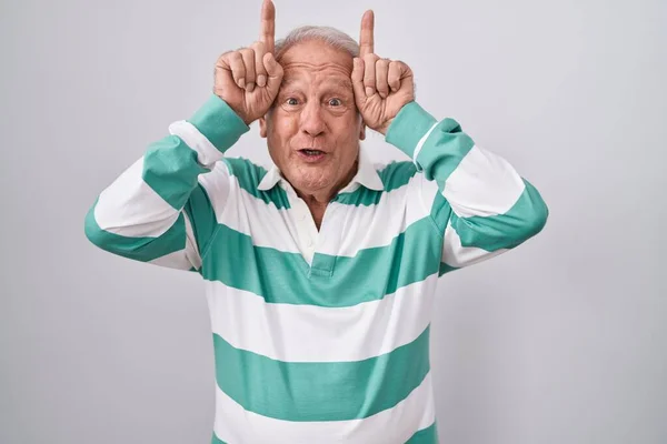 Älterer Mann Mit Grauen Haaren Steht Vor Weißem Hintergrund Und — Stockfoto