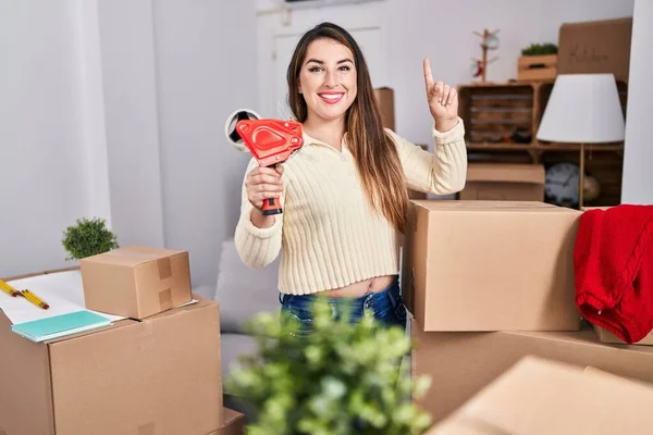 Jonge Spaanse Vrouw Verhuizen Naar Een Nieuw Huis Verpakking Dozen — Stockfoto