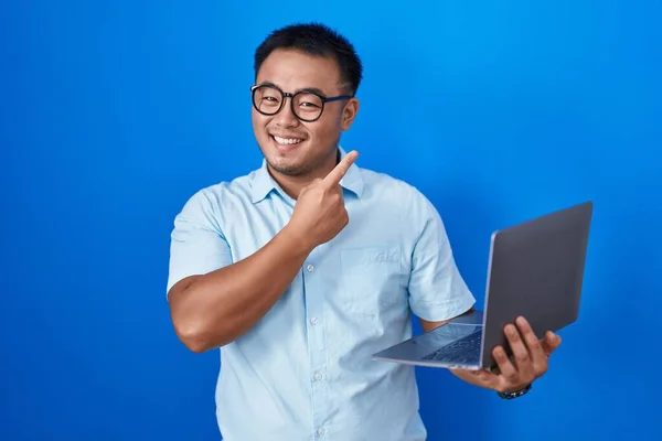 Jovem Chinês Usando Laptop Computador Alegre Com Sorriso Rosto Apontando — Fotografia de Stock