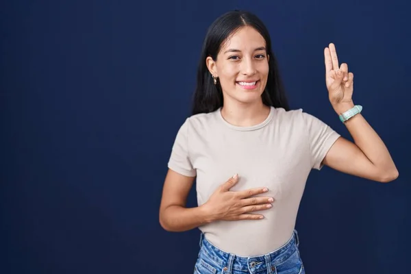 Jonge Latijns Amerikaanse Vrouw Die Een Blauwe Achtergrond Staat Glimlachen — Stockfoto
