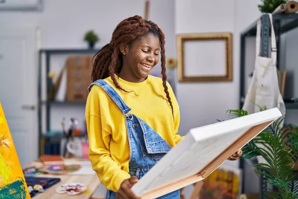 African American Woman Artist Smiling Confident Looking Draw Art Studio — Stock Photo, Image