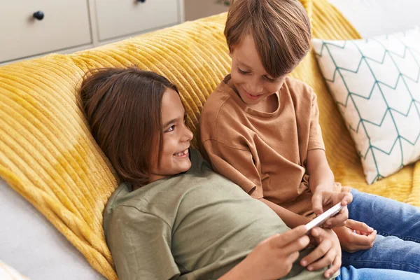 Adorables Garçons Regardant Vidéo Sur Smartphone Assis Sur Canapé Maison — Photo