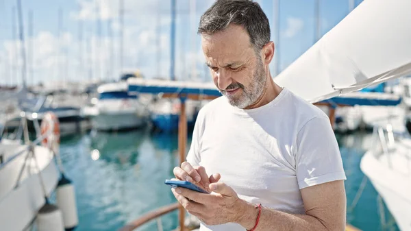 Uomo Mezza Età Utilizzando Smartphone Con Espressione Grave Barca — Foto Stock