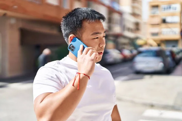 Mladý Číňan Mluví Smartphone Ulici — Stock fotografie