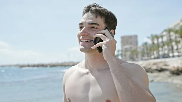 Joven Turista Hispano Sonriendo Confiado Hablando Smartphone Playa — Foto de Stock