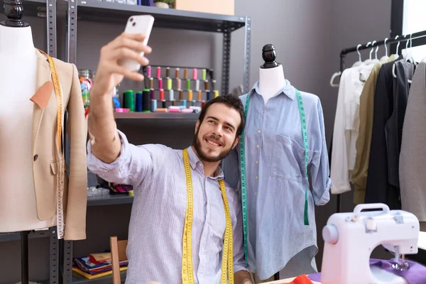 Young Hispanic Man Tailor Make Selfie Smartphone Atelier — Stock Photo, Image
