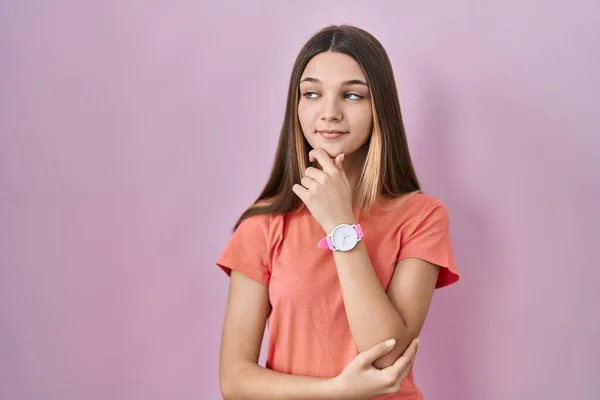 Chica Adolescente Pie Sobre Fondo Rosa Mirando Con Confianza Cámara —  Fotos de Stock