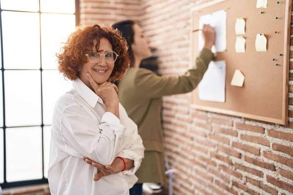 Two Women Business Workers Writing Cork Board Office — Stock Photo, Image