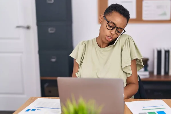 Afroamerikanerin Arbeitet Mit Laptop Büro Auf Smartphone — Stockfoto