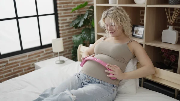 Junge Schwangere Frau Lächelt Selbstbewusst Und Setzt Kopfhörer Schlafzimmer Auf — Stockfoto