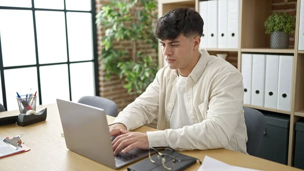 Young Hispanic Man Business Worker Using Laptop Working Office — Stok fotoğraf