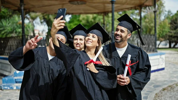 Grupo Personas Estudiantes Graduados Sosteniendo Diploma Hacer Selfie Por Teléfono — Foto de Stock