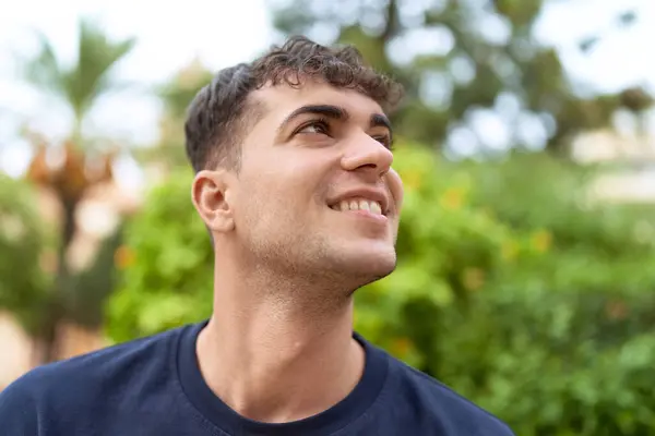 Genç Spanyol Adam Gülümsüyor Parkın Kenarına Bakıyor — Stok fotoğraf