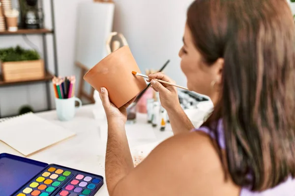 Jovem Bela Mulher Hispânica Artista Sorrindo Confiante Pintura Pote Barro — Fotografia de Stock