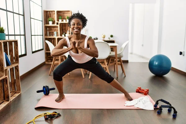 Afro Amerikalı Kadın Gülümseyerek Evde Yoga Eğitimi Alıyor — Stok fotoğraf