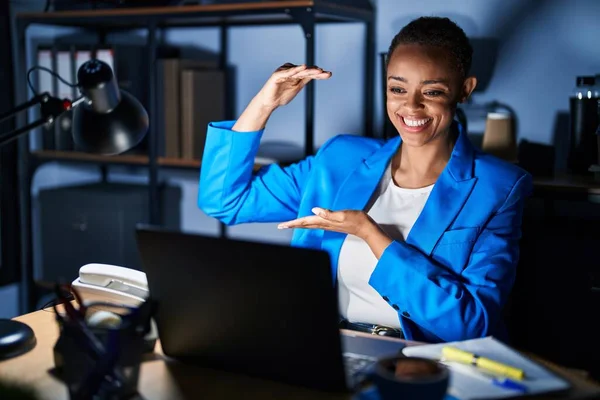 Beautiful African American Woman Working Office Night Gesturing Hands Showing — Stock Photo, Image