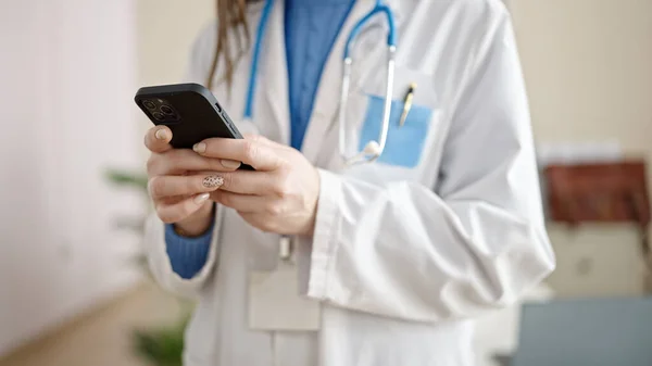 Young Caucasian Woman Doctor Using Smartphone Clinic — Stock Photo, Image