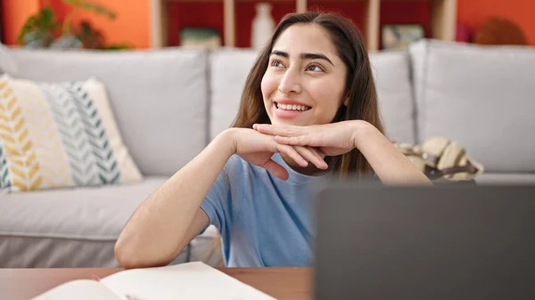 Young Beautiful Hispanic Woman Smiling Confident Using Laptop Home — Stock fotografie