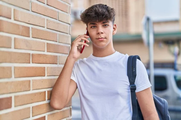 Joven Estudiante Adolescente Hispano Hablando Smartphone Con Expresión Relajada Calle —  Fotos de Stock