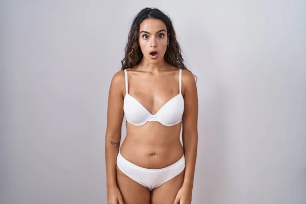 Ung Latinamerikansk Kvinna Bär Vita Underkläder Rädd Och Chockad Med — Stockfoto
