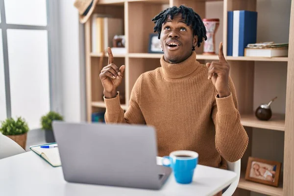 Ung Afrikansk Man Med Dreadlocks Som Arbetar Med Dator Laptop — Stockfoto
